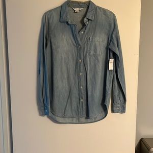 Old Navy classic denim button down shirt! Size S but very accommodating.